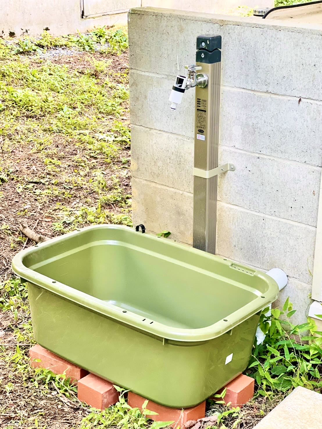 屋外の立水栓と足洗い用のたらい