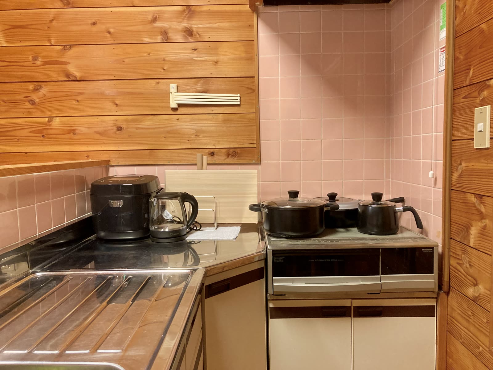 コンロと調理器具を備えたキッチン