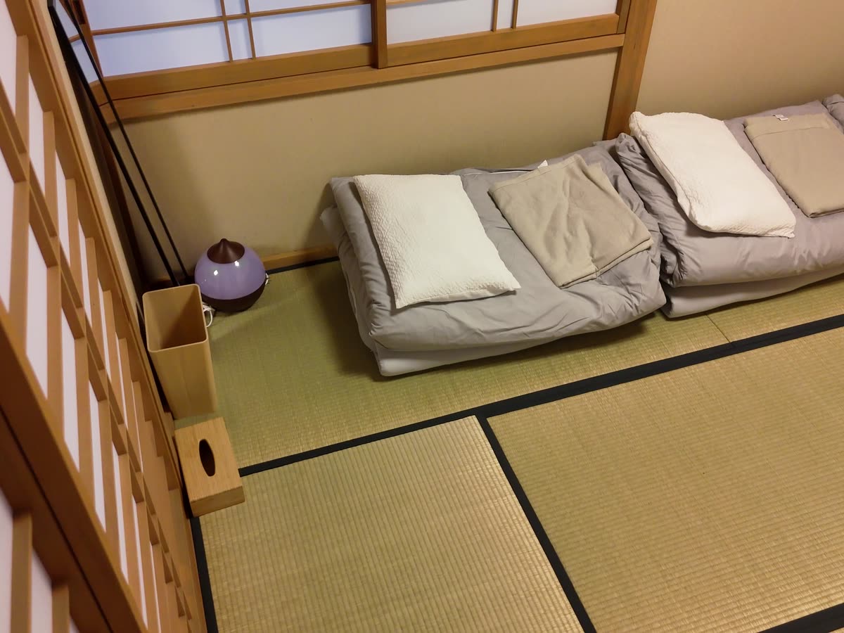 畳の上に布団を4組並べて敷いたところ