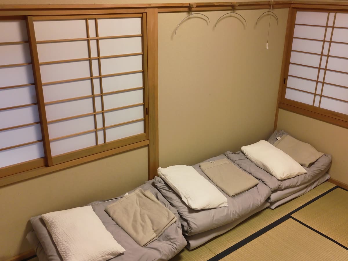 布団を敷いた6畳の和室を、障子側から見たところ